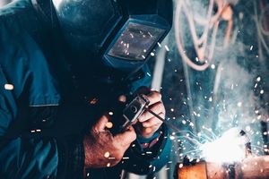 Winter tool maintenance with protective oils and anti-corrosion inspection - DIY guide